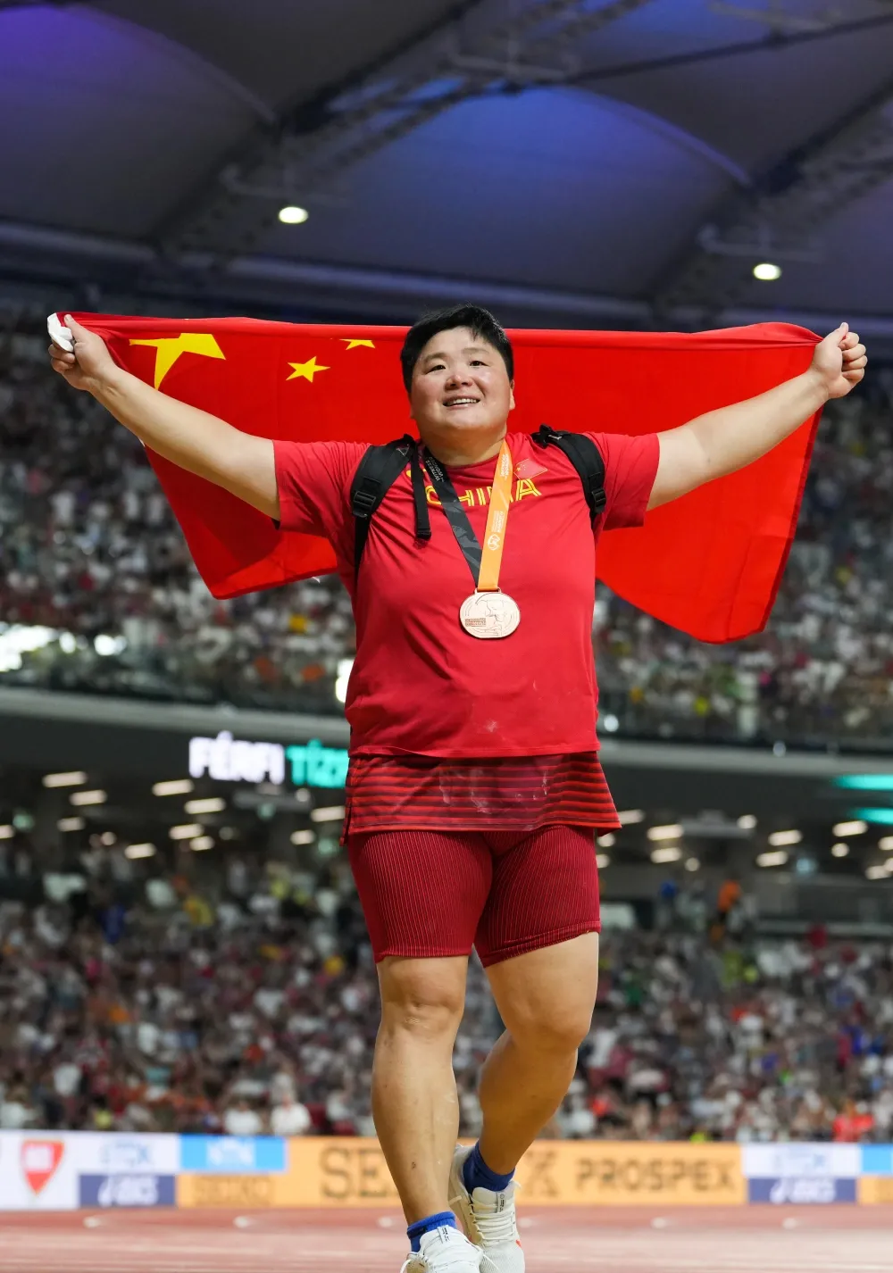 华体会app-体操选手完美呈现领奖台上光芒四射